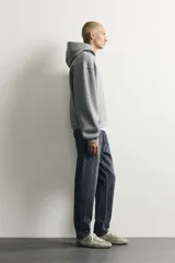 Jeans de corte slim cropped confeccionados en denim de algodón rígido con efecto lavado. Presentan tiro medio, cierre frontal con cremallera y botón, y diseño clásico de cinco bolsillos.
