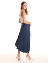 Falda midi plisada de satén color azul marino, con fruncido lateral y ruedo asimétrico.