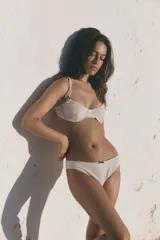 Conjunto de bikini color crudo con textura de waffle. El corpiño es con aro, de doble tela para mayor soporte y breteles regulables. La bombacha es tipo vedetina sin costura en cintura.