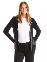 Cardigan de punto negro con escote en V, cierre frontal mediante herraje metálico y detalles de ribetes y bolsillos aplicados en cuero sintético.