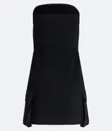 Vestido corto negro de bengalina sin breteles, con cierre lateral invisible y bolsillo cargo.
