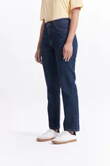 Jean de tiro medio con fit recto, confeccionado en 100% algodón.