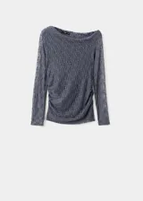 Top de encaje gris oscuro con diseño semitransparente, cuello asimétrico de hombro descubierto y manga larga.