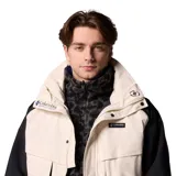 Campera técnica Columbia de la colección Iconos, con diseño color block en blanco y negro. Cuenta con tecnología Omni-Tech impermeable y transpirable, cierre frontal con solapa, bolsillos laterales con cremallera y puños ajustables. Incluye un forro interior reversible con aislamiento sintético.