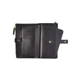 Billetera larga tipo sobre de cuero negro con correa de muñeca extraíble. Presenta un diseño minimalista con el logo metálico dorado en la parte frontal y cierre superior.