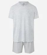 Conjunto de pijama corto para hombre marca Viko, compuesto por una remera de media malla con cuello en V y estampado de rayas horizontales, y una bermuda lisa con cintura elástica.