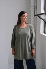 Remera de corte holgado y largo, con cuello redondo y mangas largas con dobladillo.