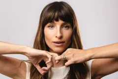 Anillo de plata 925 con dublé de oro y circonias blancas.