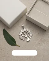 Dije de plata 925 con diseño de árbol de la vida calado, con incrustaciones de nácar en las hojas.