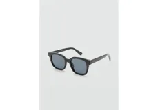 Lentes de sol con armazón de policarbonato negro y diseño cuadrado, con cristales oscuros.