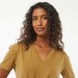 Camiseta color verde con cuello de pico y corte estándar.