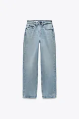 Jeans de tiro alto color negro con efecto lavado, corte mom fit, cinco bolsillos y cierre frontal con cremallera y botón metálico.