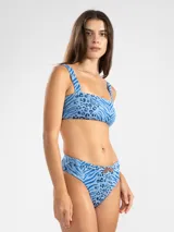 Top de bikini estilo bandeau con breteles anchos, estampado con diseño animal print que combina cebra y leopardo en tonos de azul. Incluye almohadillas removibles y protección UV50.