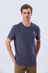 Remera Legacy de algodón color azul, de manga corta y cuello redondo, con pequeño bordado frontal en el pecho.