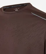 Remera deportiva de manga larga con cuello redondo, confeccionada en tejido técnico Dry Fit. Presenta un diseño liso en color negro con detalles reflectantes en los hombros.