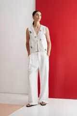 Pantalón de vestir blanco de lino, de corte ancho y tiro alto.