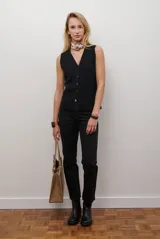 Pantalón de corte recto color caramelo, con bolsillos laterales y cierre frontal.