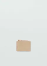 Billetera pequeña de efecto piel abatanada en color beige, con cierre de cremallera superior y logo grabado en el frente.
