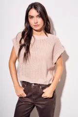 Chaleco oversize de punto texturado color rosa, con escote redondo y mangas sisa caídas.