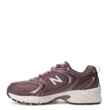 Championes New Balance 530, modelo de running de estilo urbano en color bordó con detalles en blanco y plateado. Cuentan con entresuela ABZORB para mayor amortiguación y capellada de malla y materiales sintéticos.