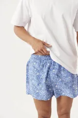 Short de baño celeste con estampado de cachemir en blanco.