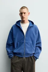 Hoodie con cierre frontal y capucha, color azul, de corte relaxed fit con interior afelpado y efecto lavado.