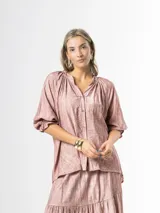 Camisa de cuello mao y calce oversize, con mangas abullonadas y cierre frontal con botones.
