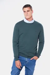 Buzo de punto color verde oscuro, con cuello redondo y mangas largas.