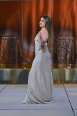 Vestido largo color crudo, con escote halter y detalle de crochet en el cuello.