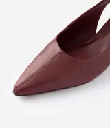 Zapato slingback de cuero color bordó, con diseño elegante, puntera fina y taco bajo tipo kitten heel. Cuenta con tira trasera elástica para mayor comodidad y ajuste.