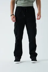 Pantalón cargo color marrón, de corte regular, con bolsillos cargo en las piernas y puños rectos.