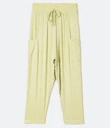 Pantalón saruel color verde menta, de viscosa acanalada con bolsillos laterales, cintura elástica y cordón de ajuste.