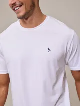 Remera blanca de algodón con cuello redondo y manga corta.