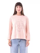 Remera rosada de manga larga con estampado frontal de texto en color gris brillante que dice "EVERY DAY IS TIME FOR NEW BEGINNINGS".