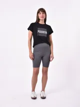 Short tipo biker de tiro alto, ajustado al cuerpo, en color naranja vibrante.