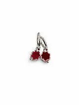 Par de dijes colgantes en forma de flor con centro de acrílico color rojo y borde metálico plateado, diseñados para ser utilizados en aros tipo argolla.