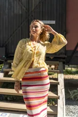 Pollera tejida a rayas horizontales en tonos beige, marrón y blanco.