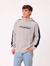 Canguro de terciopelo francés marca Rusty de color gris melange, con capucha, bolsillo frontal tipo canguro y bandas laterales en color azul marino en las mangas. Cuenta con el logotipo de la marca estampado en el pecho.