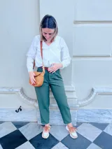 Pantalón verde con pinzas, tiro alto y corte recto.