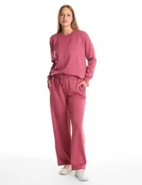 Pantalón jogger de corte recto, color blanco, con cintura elástica, cordón de ajuste y bolsillos laterales.