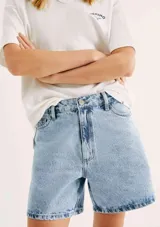 Short de jean de tiro alto en color azul claro con lavado clásico, cuenta con cierre frontal y bolsillos laterales.