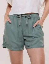 Short de lino color blanco, con calce relajado, cintura elastizada con cordón de ajuste y bolsillos diagonales.