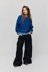 Jean wide leg azul oscuro de tiro bajo, con calce relajado y piernas amplias de diseño clásico de cinco bolsillos.