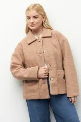 Tapado corto color beige de paño con dos bolsillos delanteros y botones veteados.