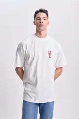 Remera blanca de manga corta con estampa de langosta roja en la espalda.