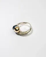 Anillo de plata 925 con dublé de oro y zirconias azules y blancas.