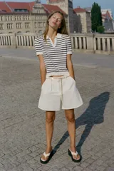 Sandalias de plataforma color negro, con diseño de tira de dedo y suela alta tipo cuña.