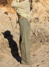 Pantalón jean de tiro medio, color verde militar, con corte wide leg y diseño amplio.