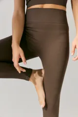 Legging de tejido acanalado sin costuras, color marrón oscuro, con cintura alta y ajuste al cuerpo.