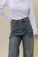 Jean de denim gris con calce ancho (wide leg) y tiro medio-alto. Presenta un detalle sutil de strass a lo largo de la tela.